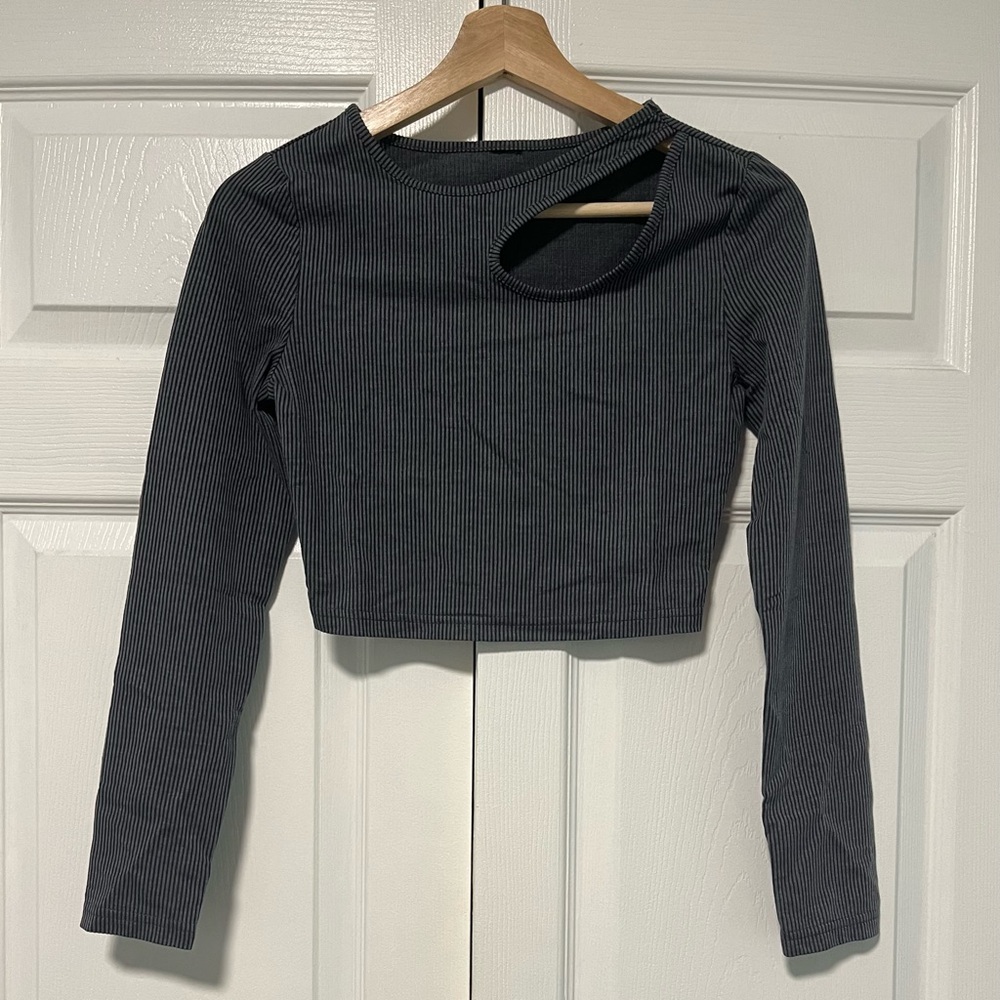 3/$30 🎀 Cutout Long Sleeve Crop Top